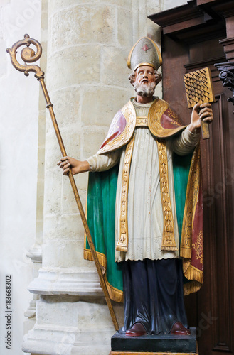 Slika na platnu Statue of a bishop Saint in the Church of St Andrew