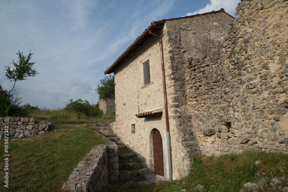 Anticha casa restaurata in un villaggio di montagna abbandonato, Abruzzo 