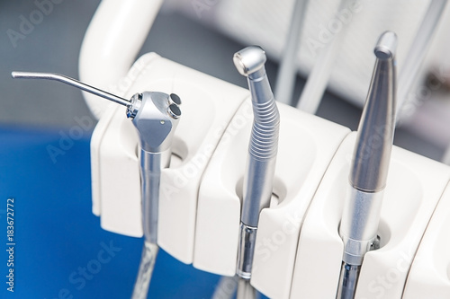 инструменты дантиста на подставке 