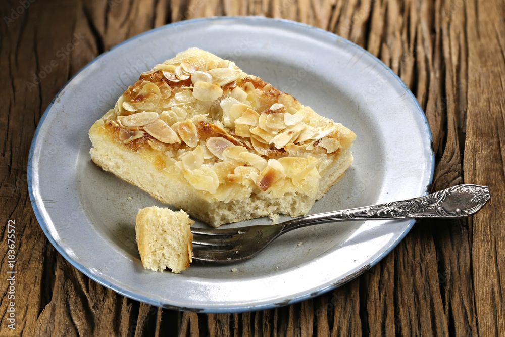 klassischer norddeutscher Butterkuchen auf altem Emailleteller klassischer norddeutscher Butterkuchen auf altem Emailleteller