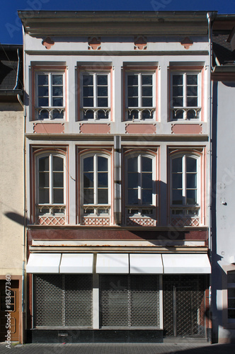 Fassade aus der Gründerzeit mit vergittertem Erdgeschoss