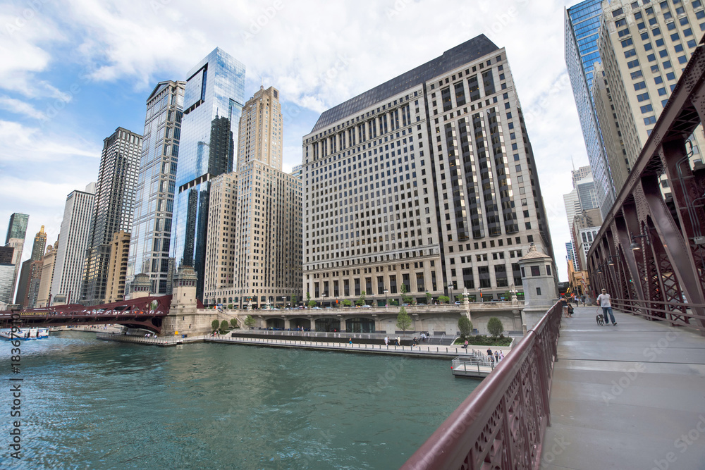 Obraz premium Northern Chicago River Riverwalk on North Branch Chicago River in Chicago, Illinois