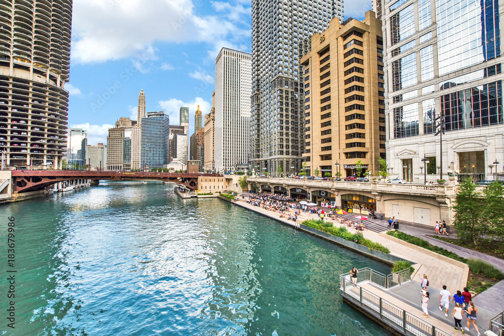 Obraz premium Northern Chicago River Riverwalk na North Branch Chicago River w Chicago, Illinois