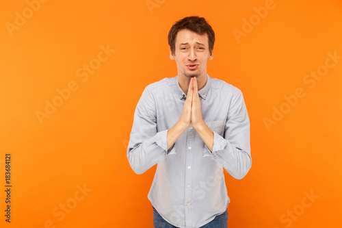 Foto Please help! Man crying and apologize