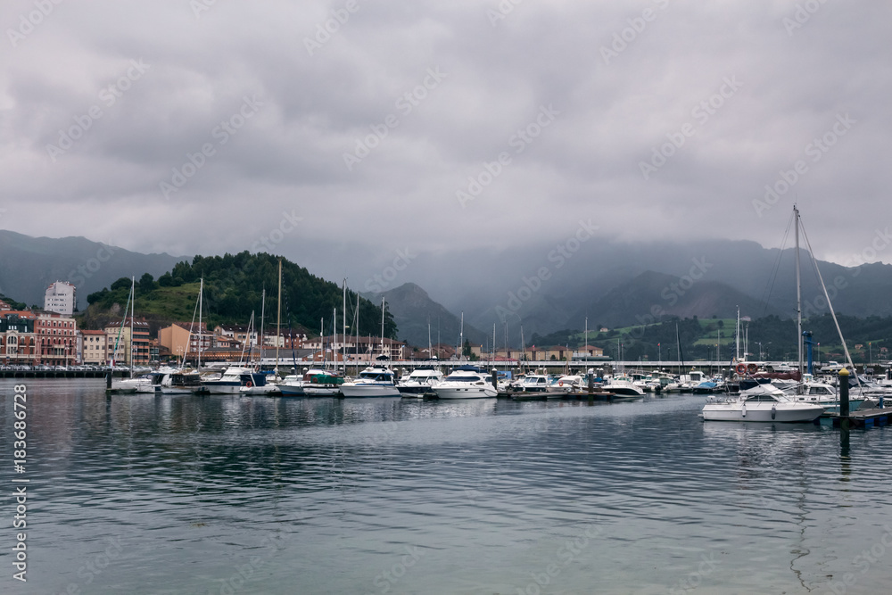 Puerto en la desembocadura del rio sella en Ribadesella, Asturias, España