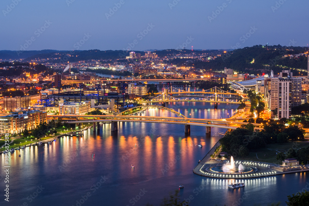 Fototapeta premium Skyline of Pittsburgh, Pennsylvania from Mount Washington at Night