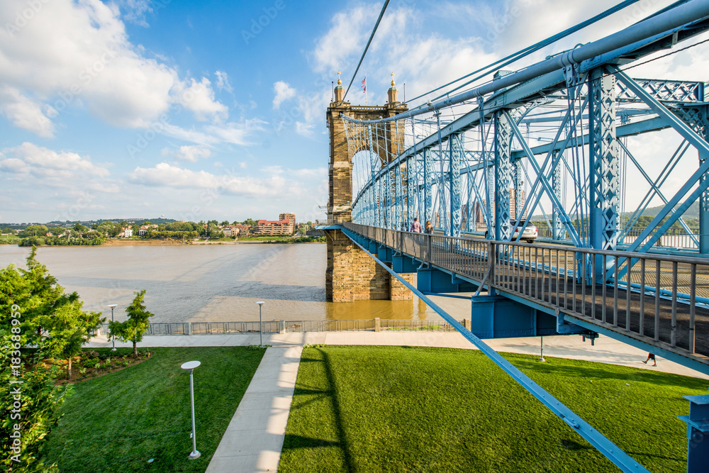 Fototapeta premium Smale Riverfront Park in Cincinnati, Ohio next to the John A Roebling Suspension Bridge