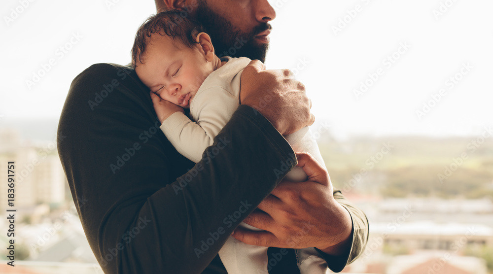 Newborn baby boy in his father's arms - obrazy, fototapety, plakaty 