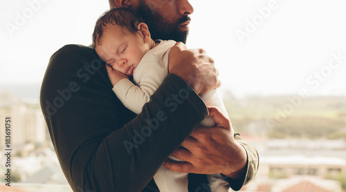 Fotografiet Newborn baby boy in his father's arms