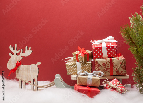 Fotografie christmas deer with sledges and presents
