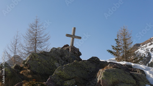 Croce tra le rocce in montagna