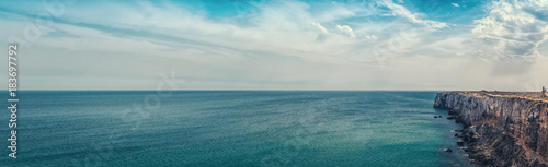 Wybrzeże Portugalii - Klif do Oceanu Atlantyckiego. Widok z twierdzy Sagres. Wykonano w Sagres, Faro, Algarve, Portugalia.