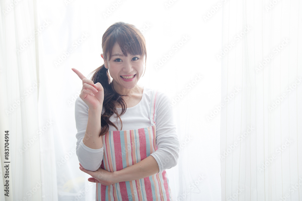 エプロン姿の女性 エプロン姿の女性