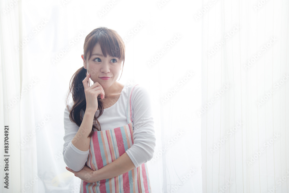 エプロン姿の女性