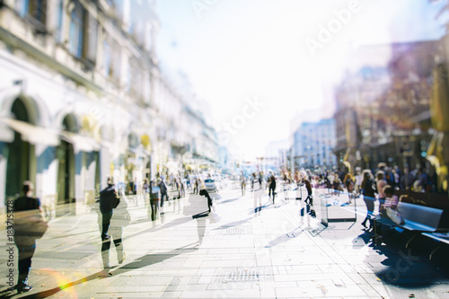 Silhouette of people walking on the street of big city shopping day, big crowd of people walking abstraheraabstraktdjupsinnigknyckanallareferatsammandragsammanfattasammanfattningskiljasnostjälasvårfa