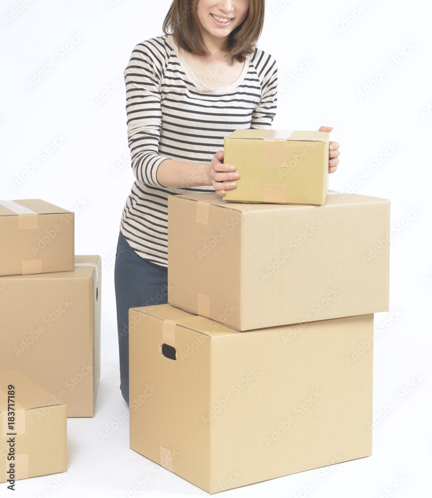 荷造りする若い女性 荷造りする若い女性