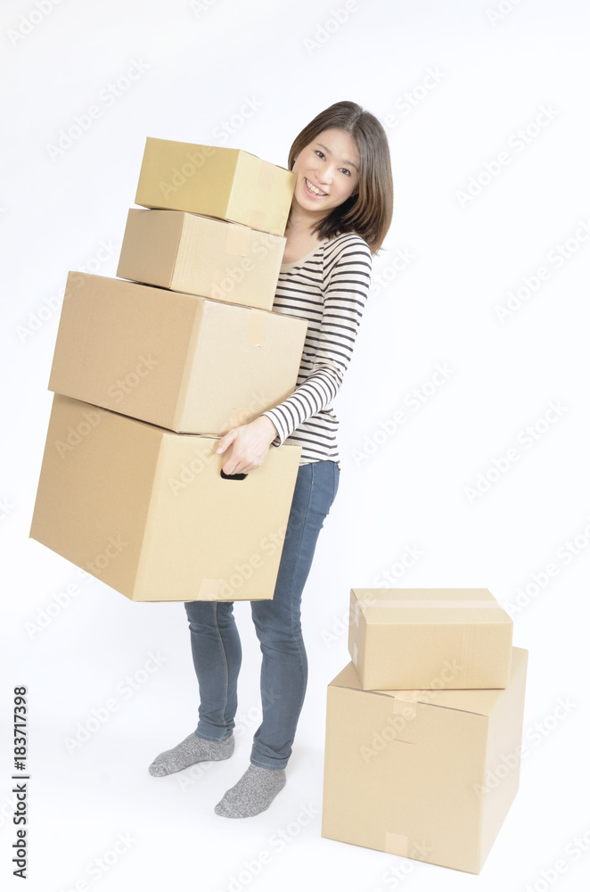 荷造りする若い女性 荷造りする若い女性