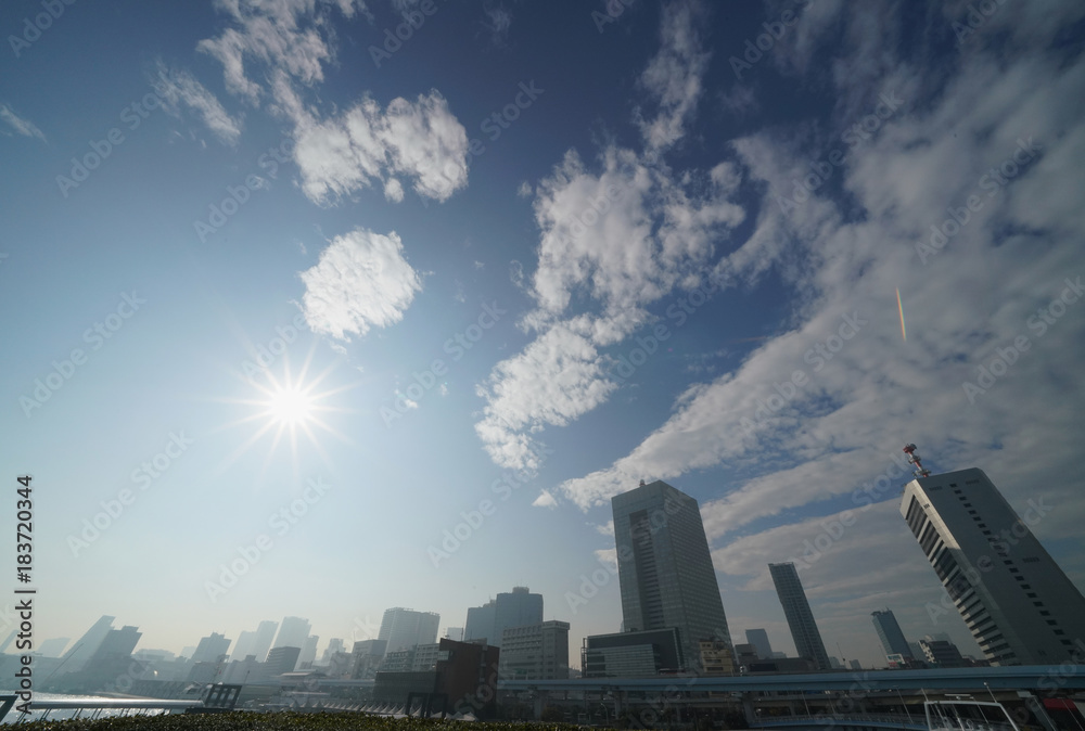 日本の東京都市景観・眩しい太陽と雲「空想・雲のモンスターたち（ビル群に覆いかぶさる雲のモンスター）」（港区など高層ビル群を望む）