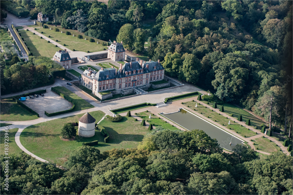 Vue aérienne du château de Breteuil dans les Yvelines près de Paris en France