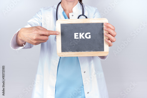 Arzt mit Schild EKG