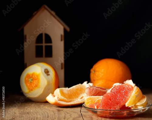 апельсин и грейпфрут лежат на столе натюрморт 