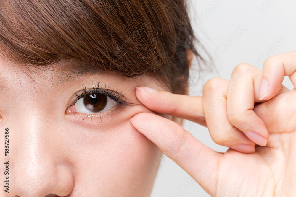 Fototapeta premium Kobieta szczypiący oczy