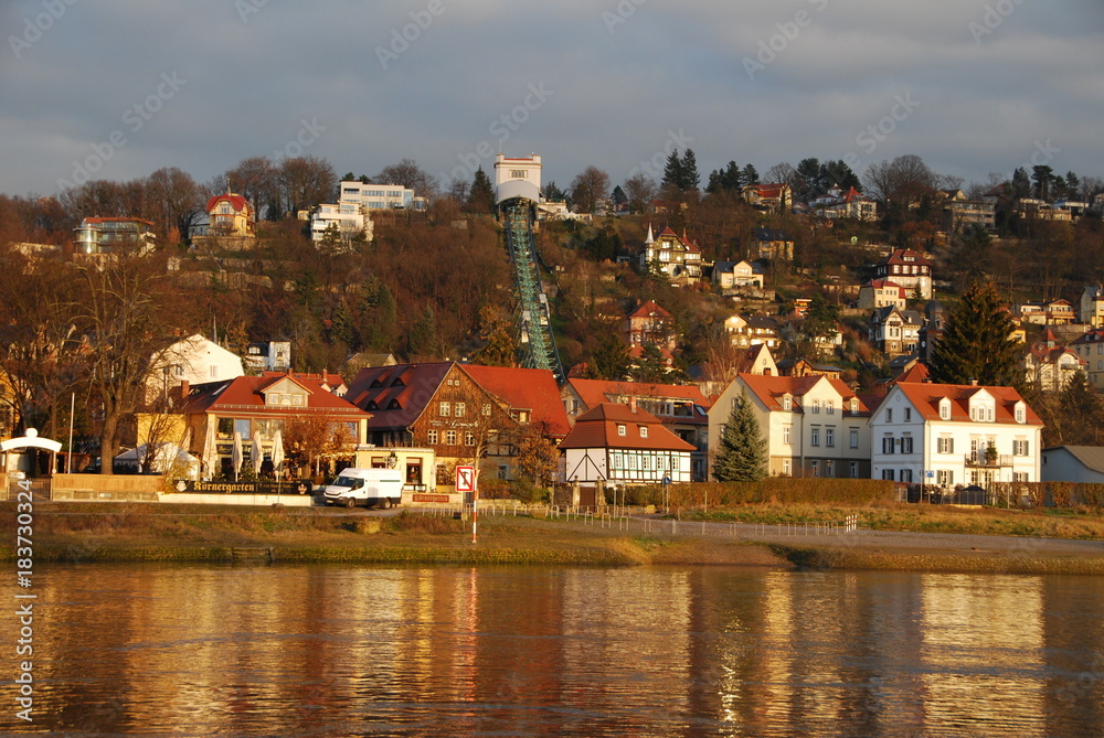 Obraz premium Blick nach Loschwitz über die Elbe