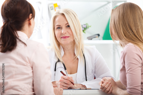 doctor explaining diagnosis to her female patient