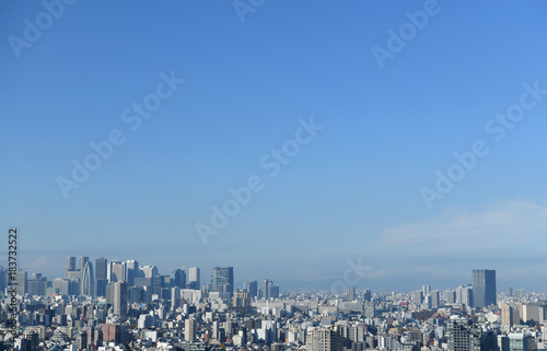 青空と富士山と新宿の高層ビル街などを望む