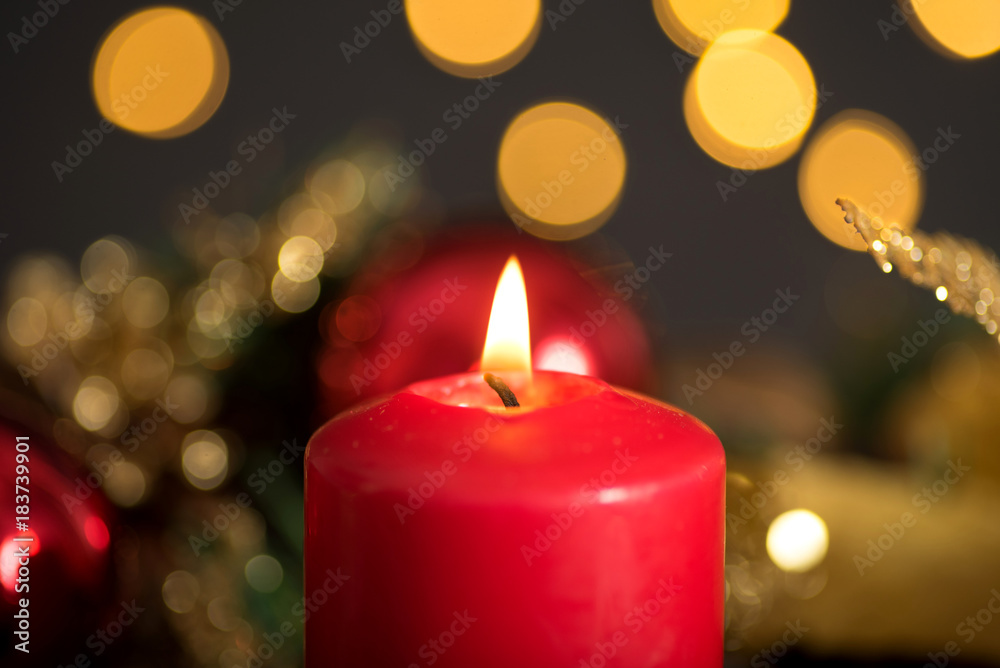 Ein Adventskranz und Dekoration zu Weihnachten Ein Adventskranz und Dekoration zu Weihnachten