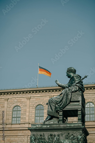 Statue vs. Deutschlandfahne