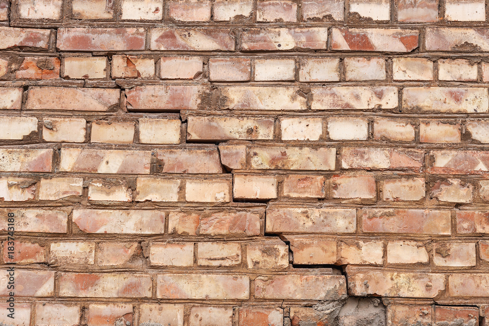 Obraz premium old brick wall with crack closeup