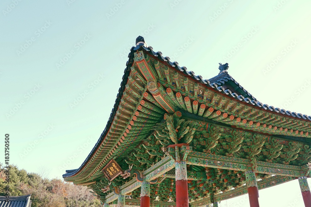Obraz premium Korean traditional architecture roof