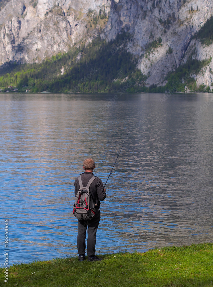 work-life-balance - Mann entspannt sich beim Fischen am See work-life-balance - Mann entspannt sich beim Fischen am See