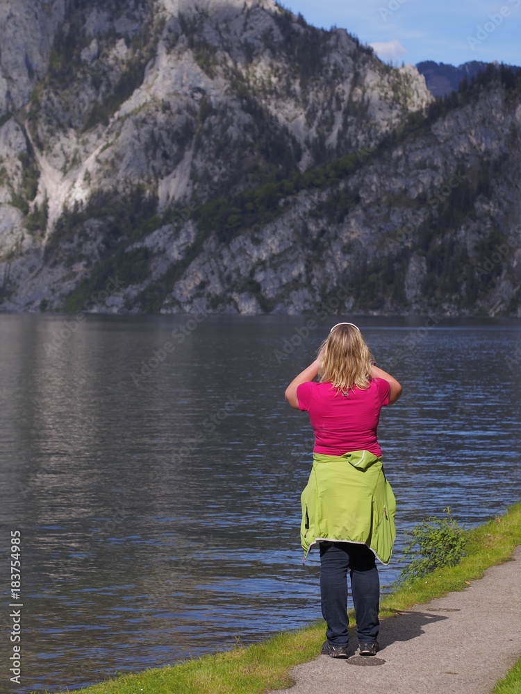 Urlaubsbilder - Frau fotografiert Berge im Salzkammergut