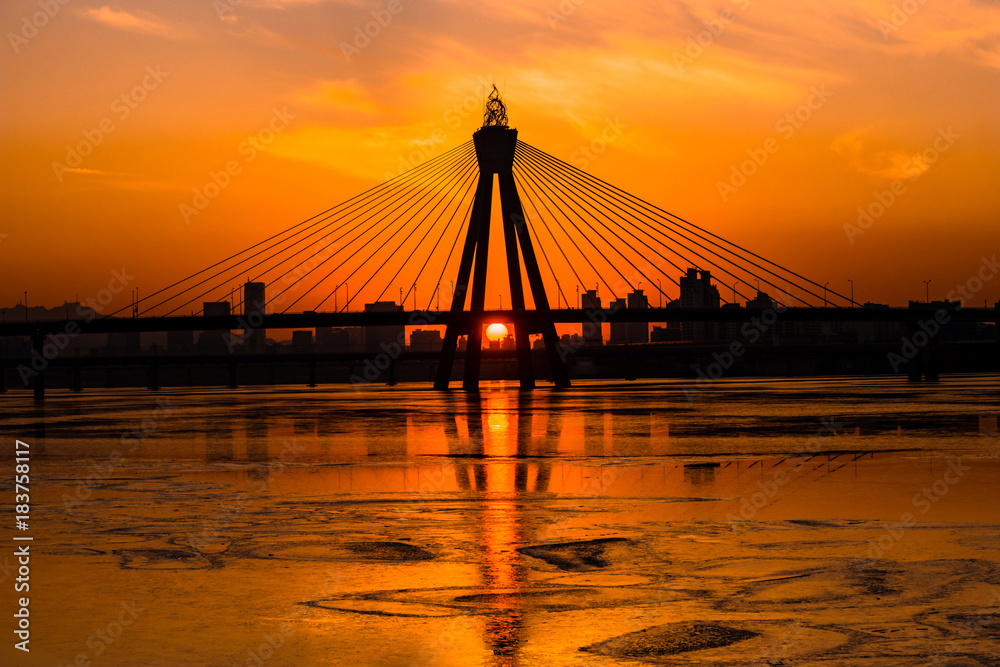 Obraz premium Seoul at twilight sunset Silhouette of Olympic bridge between evening sun