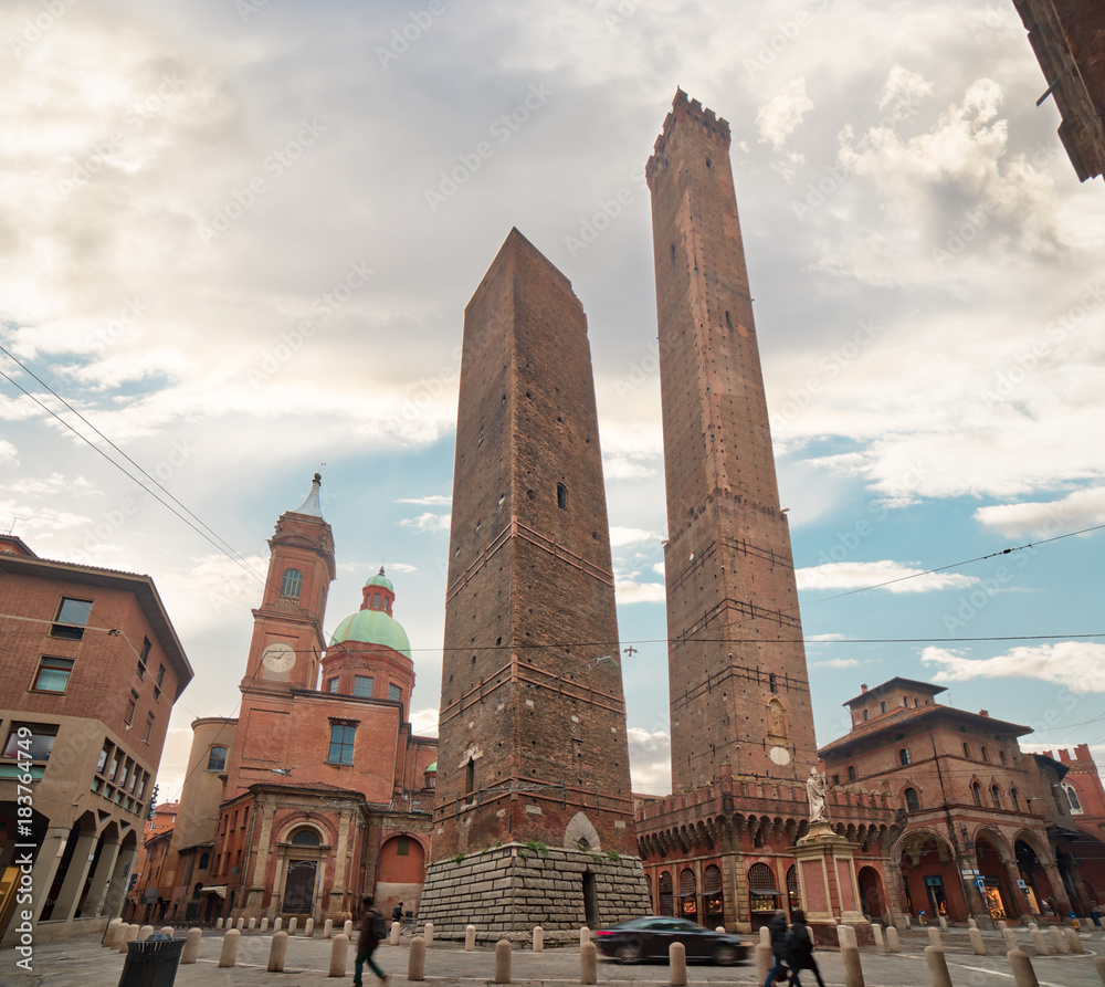 Fototapeta pochylone średniowieczne wieże Bolonii