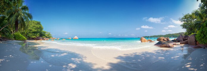 Acrylglasbilder Tropischer Strand Panorama der Anse Lazio auf Praslin  © ThomasLENNE