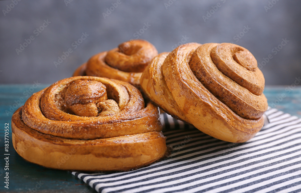 Fototapeta premium Sweet cinnamon rolls on table