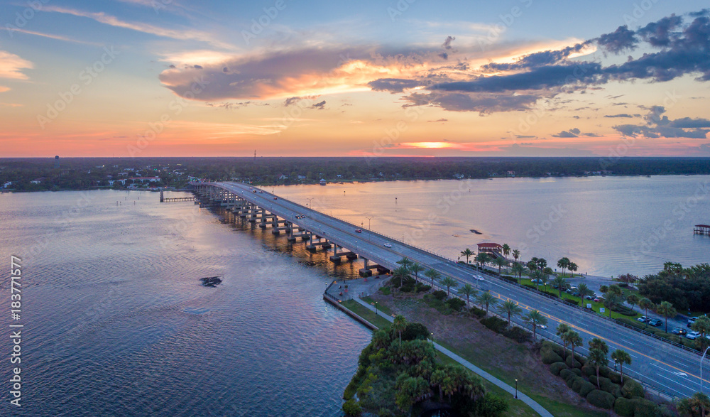 Fototapeta premium An overhead view of a bridge over water at sunset