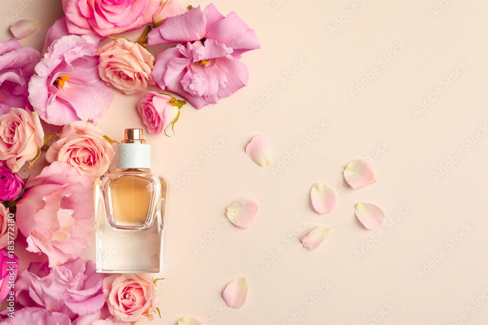Bottle of perfume with flowers on light background - obrazy, fototapety, plakaty 