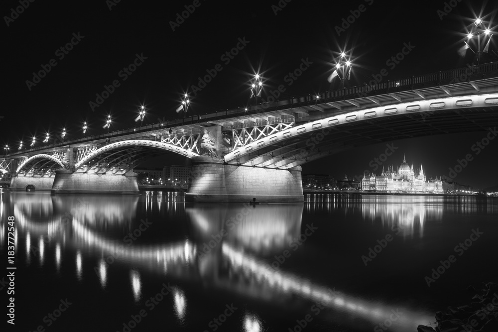 Fototapeta premium Margit híd Budapest Reflection