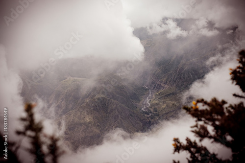 Ein Loch in den Wolken gibt den Blick auf den Cirque de Mafate frei (Maïdo, La Réunion)
