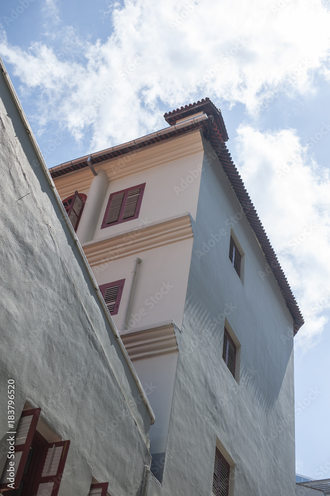 Obraz premium Shadow cast on a white building.