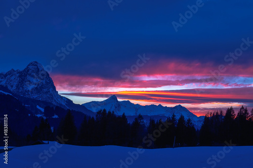 Zugspitz-Massiv bei Sonnenuntergang im Winter