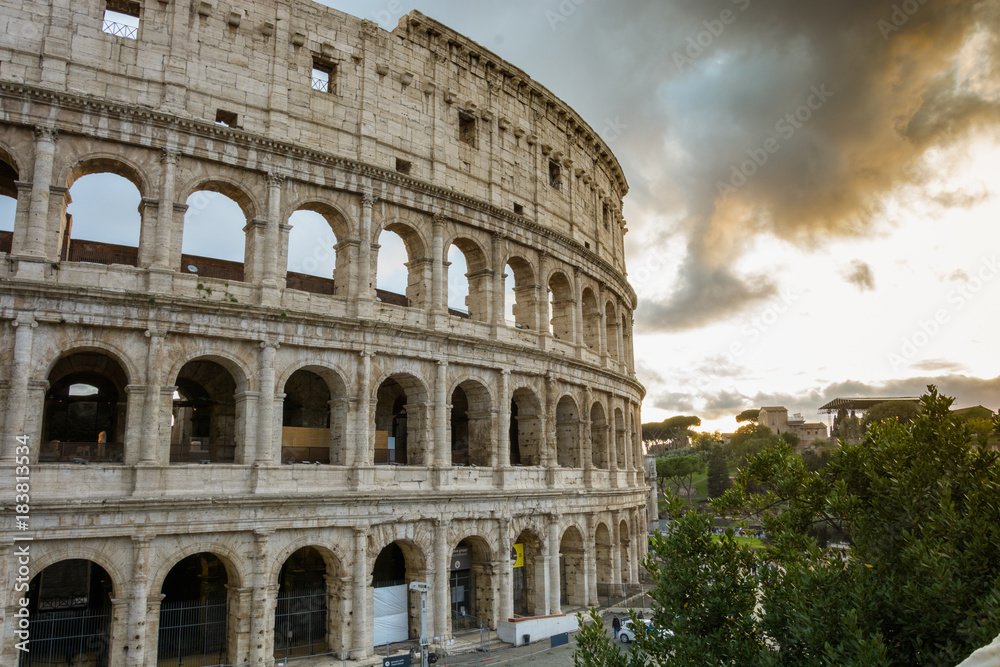 El Coliso de Roma con unas nubes dramaticas al lado