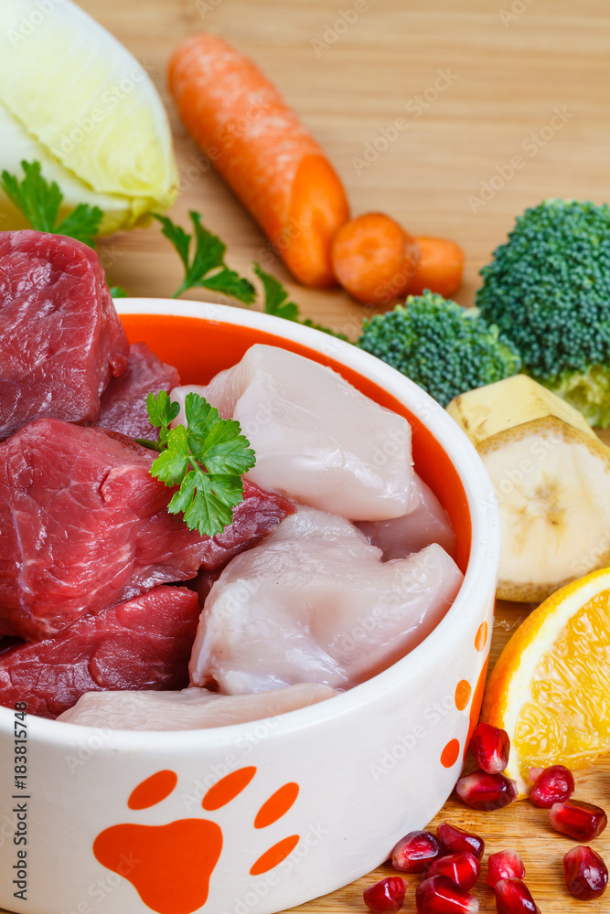 Frisches rohes Rind- und Hühnerfleisch, Barf für den Hund Frisches rohes Rind- und Hühnerfleisch, Barf für den Hund