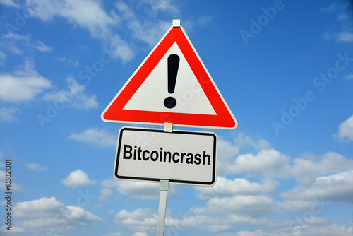 Bitcoincrash, Bitcoinblase, Bitcoin, Spekulation, Crash, Kryptowährung, Digitalwährung, Blockchain, Warnung, Verkehrsschild, symbolisch, Zahlungssystem, Geldwäsche, Darknet, Internet, Symbol