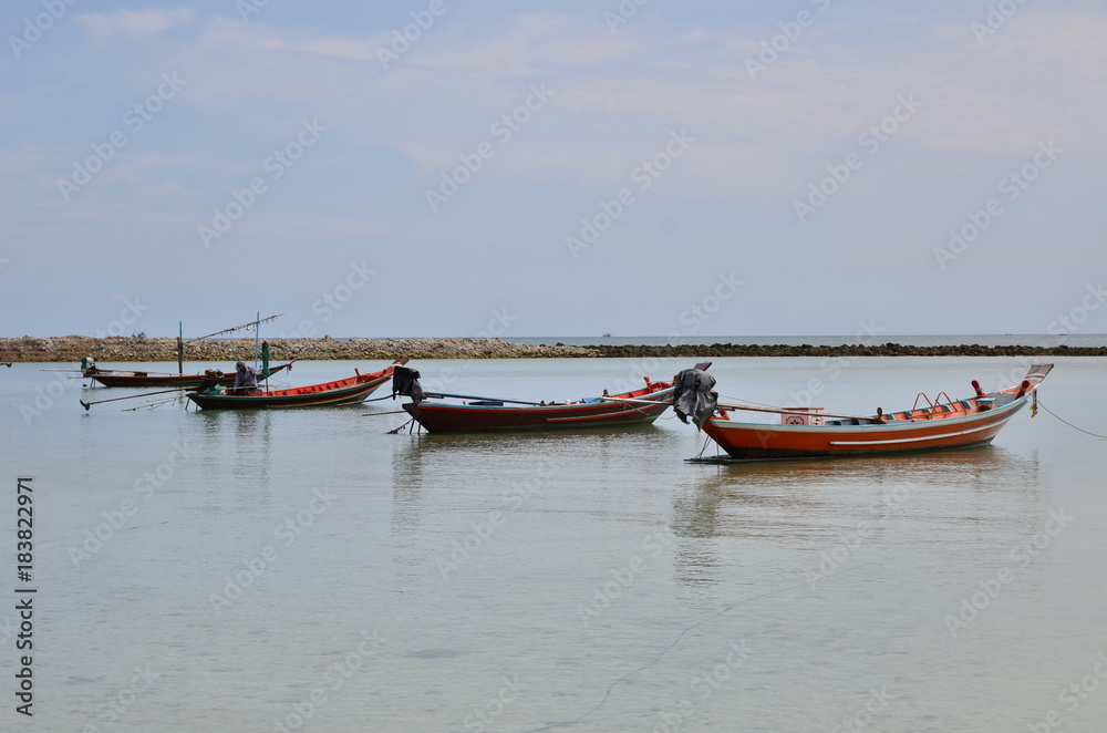 Obraz premium BARQUES DE PÊCHEURS ÎLE DE KO PHA NGAN MER DE CHINE THAÏLANDE 