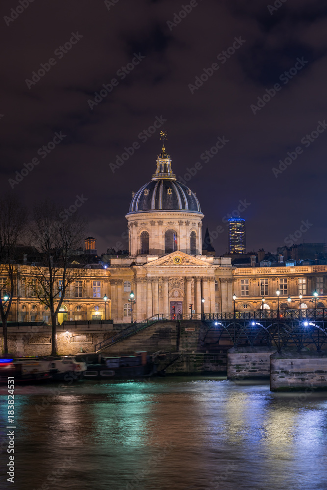 Fototapeta premium River Seine with Pont des Arts and Institut de France at night in Paris